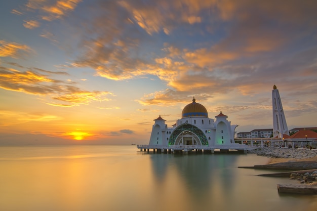 Bel tramonto della Moschea dello Stretto di Malacca, Malesia. Composizione della natura.