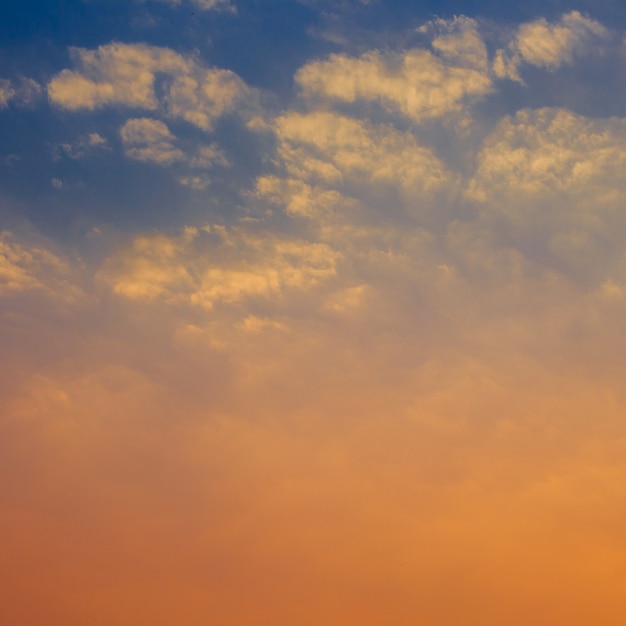 Bel tramonto e cielo con nuvole