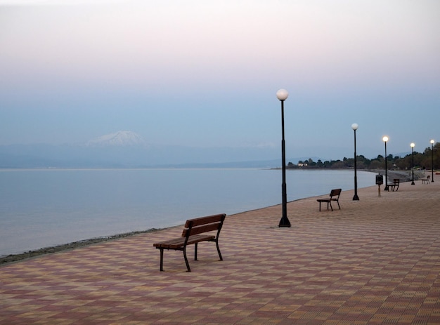 Bel tramonto e panchina sul lungomare in Grecia