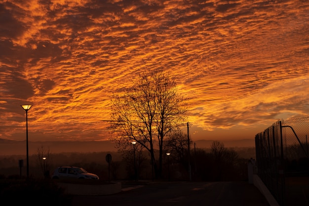 Bel tramonto in campagna con il cielo arancione