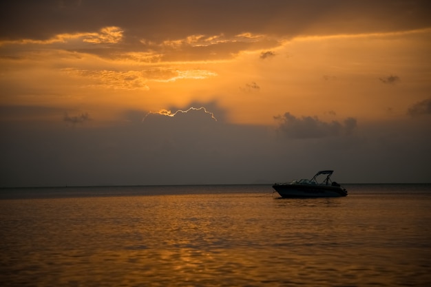 Bel tramonto in mare motoscafo sotto i raggi del sole della sera