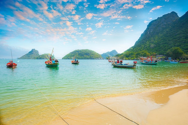 Bel tramonto in mare tropicale con barca a coda lunga nel sud della Thailandia