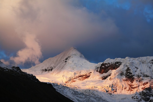 Bel tramonto in montagna Cordilleras