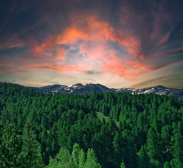 Bel tramonto in montagna il cielo sotto il sole Tramonto delle Blue Ridge Mountains