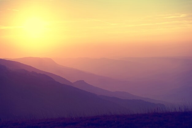 Bel tramonto in montagna. Paesaggio colorato con sole e cielo arancione. Colorato come Instagram