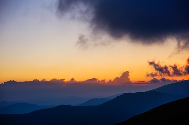 Bel tramonto in montagna