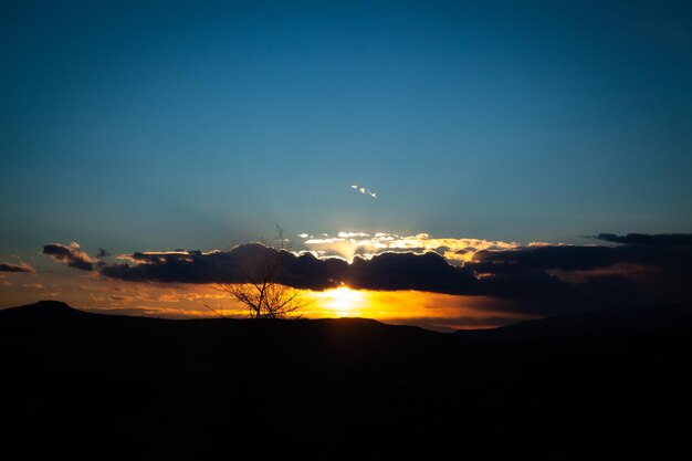 Bel tramonto in montagna