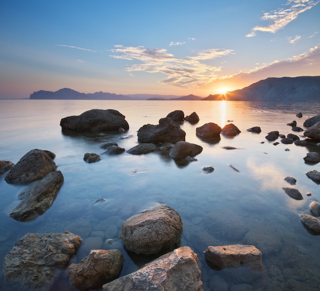 Bel tramonto in riva al mare.