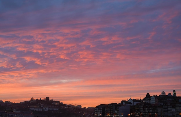 Bel tramonto in un paesino di pescatori europeo.