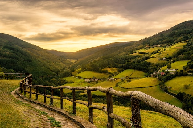 Bel tramonto in una delle valli Taramundi nelle Asturie Spagna