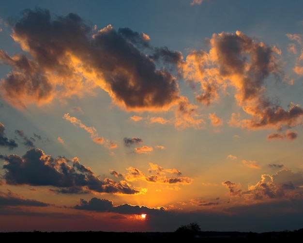 Bel tramonto nel cielo nuvoloso