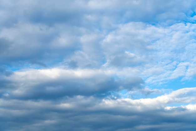 Bel tramonto nel cielo. Tramonto nuvoloso. L'ora blu nel cielo