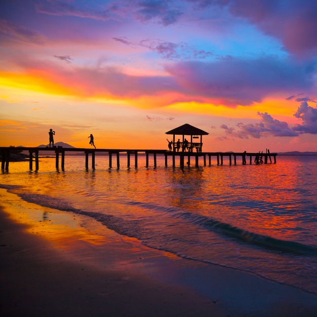 Bel tramonto nel mare tropicale in estate