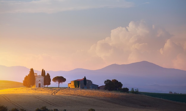 bel tramonto nel paesaggio della Toscana Italia