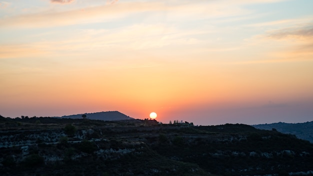 Bel tramonto nel villaggio di montagna di Cipro.