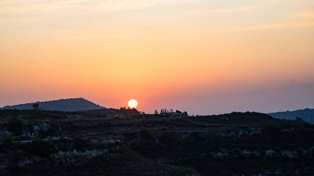 Bel tramonto nel villaggio di montagna di Cipro.