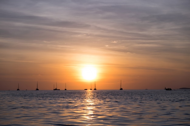 Bel tramonto o alba in spiaggia.