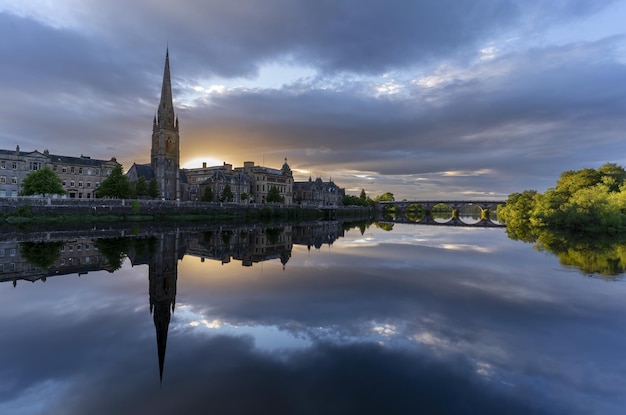 Bel tramonto presso la Chiesa di San Matteo sul fiume Tay con la riflessione Perth ScotlandxA