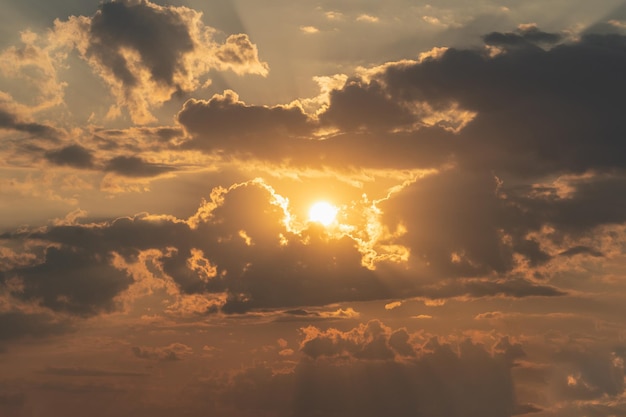 Bel tramonto, raggi di luce passano attraverso le nuvole