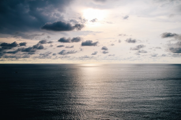 Bel tramonto sopra il mare, sfondo di paesaggio di mare