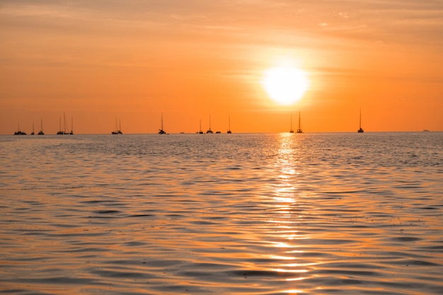 Bel tramonto sopra la spiaggia del mare.