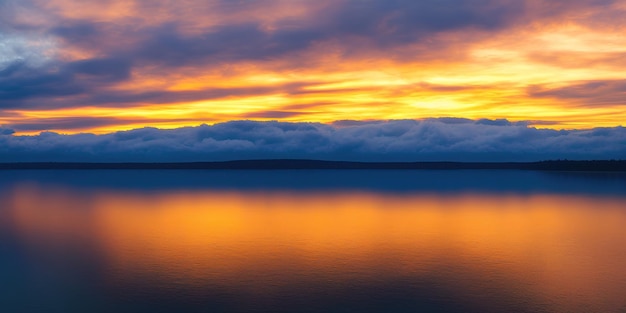 Bel tramonto su un grande lago