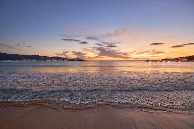 Bel tramonto su una spiaggia di una piccola città chiamata Panjon in Galizia, Spagna