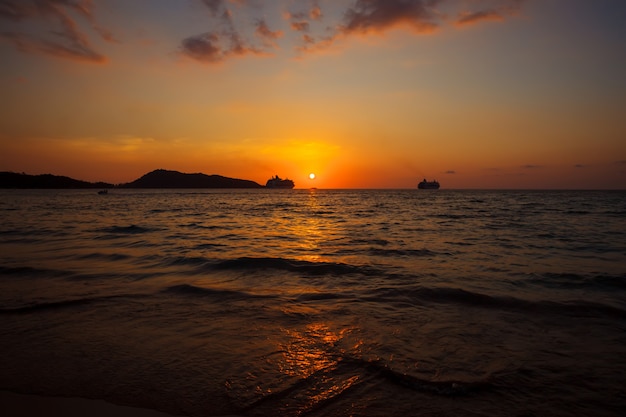 Bel tramonto su una spiaggia tropicale