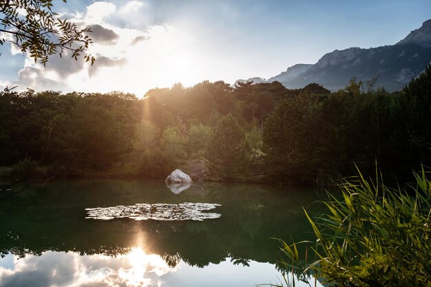 Bel tramonto su una stagione estiva del lago di montagna