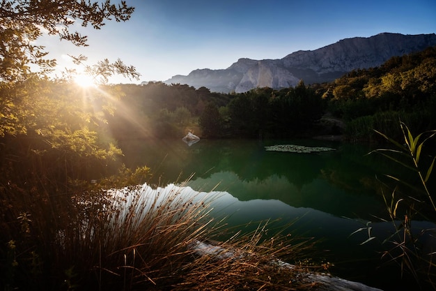 Bel tramonto su una stagione estiva del lago di montagna