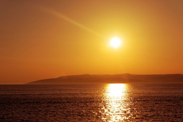 Bel tramonto sul calmo mare Adriatico.