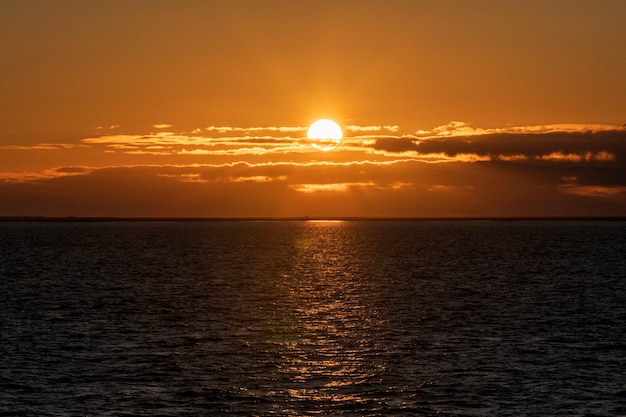 Bel tramonto sul cielo con nuvole in mare. Illuminazione dell'ora d'oro.