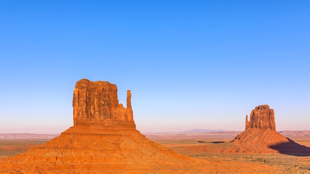 Bel tramonto sul famoso Buttes della Monument Valley al confine tra Arizona e Utah, USA