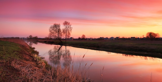 Bel tramonto sul fiume nella campagna primaverile