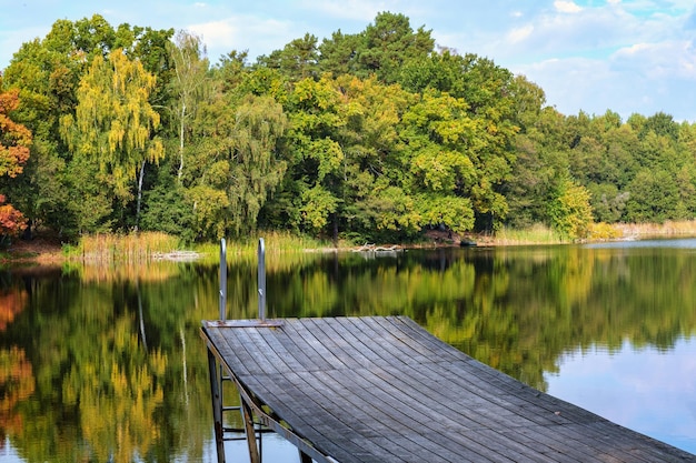 Bel tramonto sul lago con molo in legno