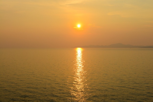 Bel tramonto sul mare a orari crepuscolari