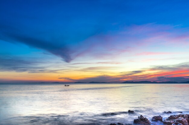 Bel tramonto sul mare con piccola barca