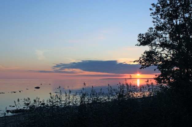 Bel tramonto sul mare Il cielo è dipinto con colori vivaci