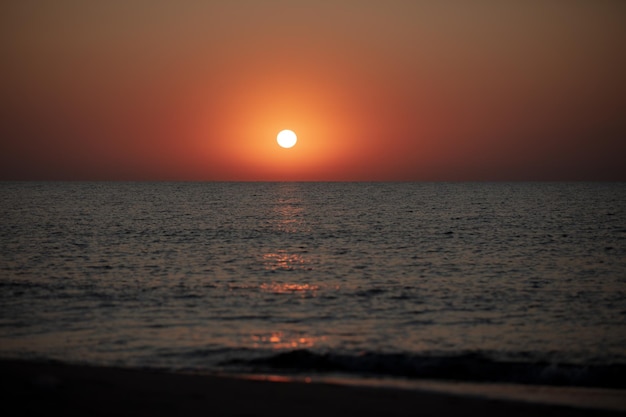 Bel tramonto sul mare Sfondo del mare di sera