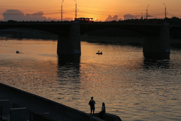 Bel tramonto sul ponte sul fiume Volga a Tver Russia