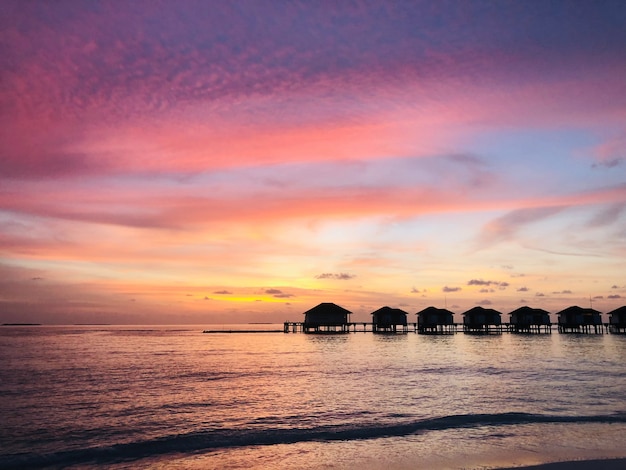 Bel tramonto sul resort di lusso alle Maldive