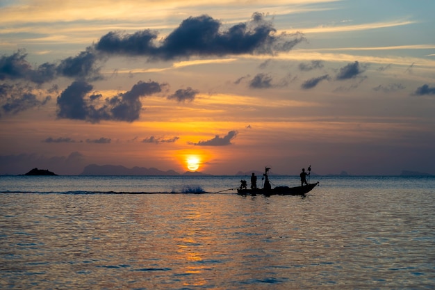 Bel tramonto sull'acqua del mare calmo. Concetto di vacanza estiva. Isola di Koh Phangan, Thailandia