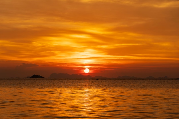 Bel tramonto sull'acqua di mare sull'isola di Koh Phangan, Thailandia