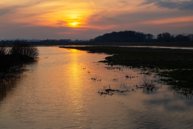 Bel tramonto sull'acqua