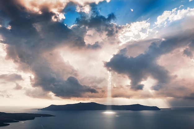 Bel tramonto sull'isola di Santorini, Grecia. Fantastico cielo coperto e raggi di sole tra le nuvole