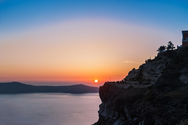 Bel tramonto sull'isola di Santorini, Grecia. Paesaggio estivo con vista mare