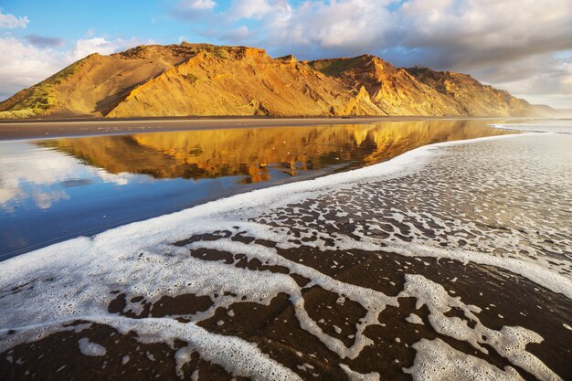 Bel tramonto sull'Ocean Beach, Nuova Zelanda.