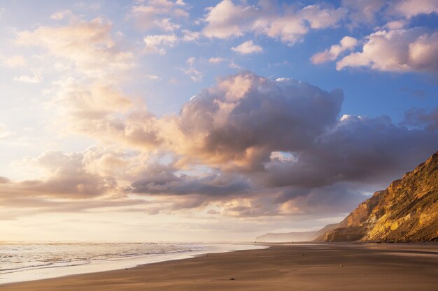 Bel tramonto sull'Ocean Beach, Nuova Zelanda.