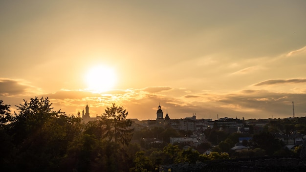 Bel tramonto sulla città di Suceava in Romania.