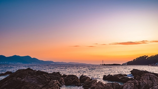 Bel tramonto sulla montagna intorno alla spiaggia